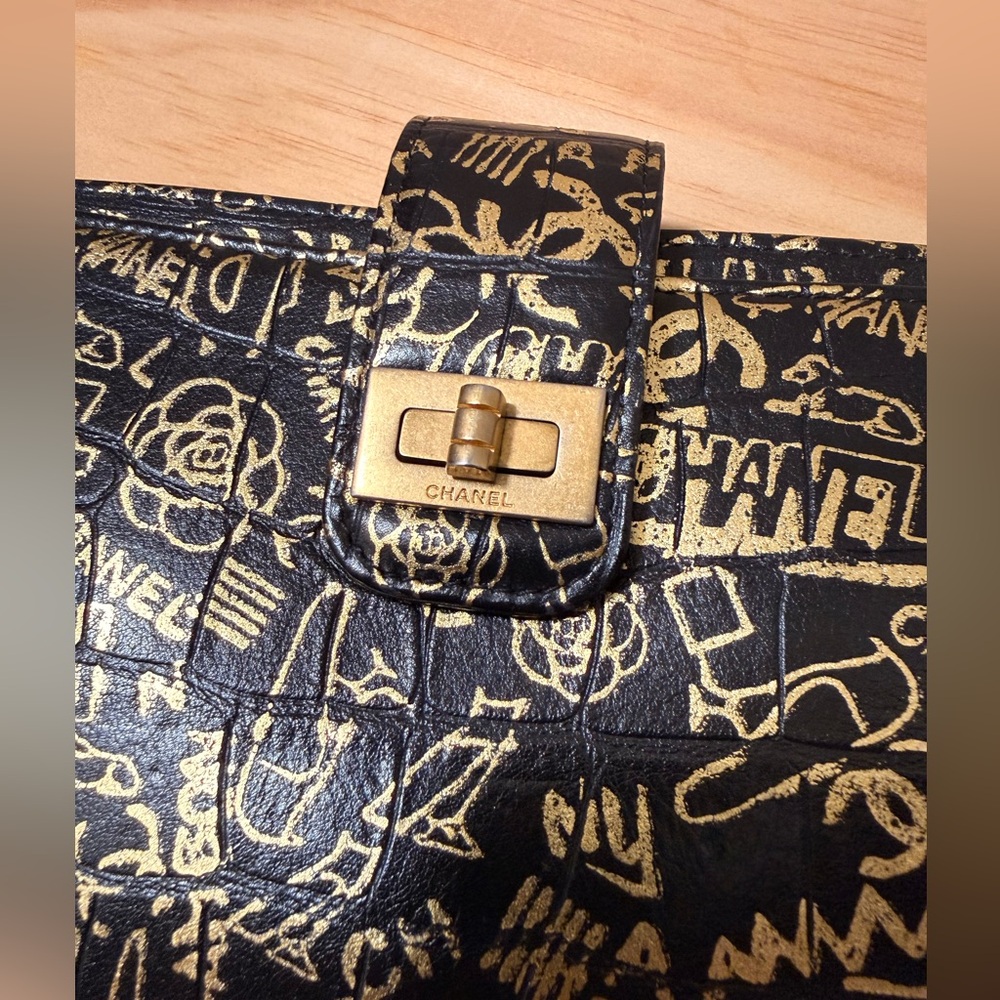 Rare CHANEL 19A Egypt Collection 2.55 Clutch Gold Graffiti With Insert - Picture 2 of 11
